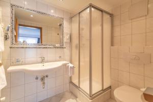Koupelna v ubytování Hotel Garni Helvetia + 37 fotografií