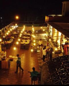 grupa ludzi stojących na scenie w nocy w obiekcie Hotel Saluja Primeland w mieście Parāsia