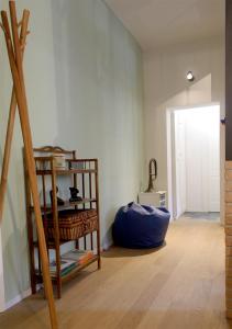 una habitación con una silla y una bolsa de frijoles azules en Industrial Design Loft near City Center and Stadium en Bolonia