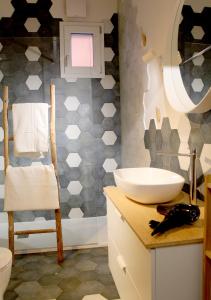 uma casa de banho com um lavatório e um espelho na parede em Industrial Design Loft near City Center and Stadium em Bolonha