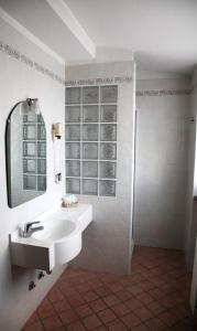 La salle de bains blanche est pourvue d'un lavabo et d'une douche. dans l'établissement Hotel Del Sole, à Sora