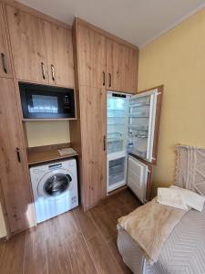 a laundry room with a washing machine and a microwave at Mádi Rezidencia in Budapest