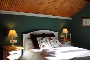 - une chambre avec un lit blanc aux murs verts dans l'établissement El Balcón del Garmo, à Sallent de Gállego