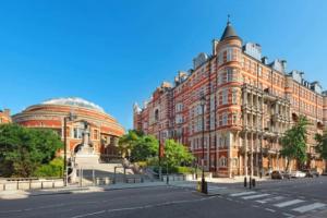 倫敦的住宿－Stunning Hyde Park Apartment，城市街道上一座大型红砖建筑