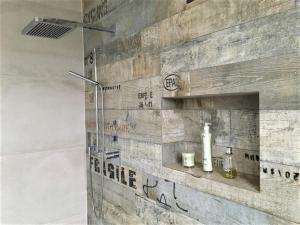 uma casa de banho com um chuveiro e uma parede de pedra em Luxury 2-Bedroom Flat close to FAIR & OLD TOWN em Dusseldorf