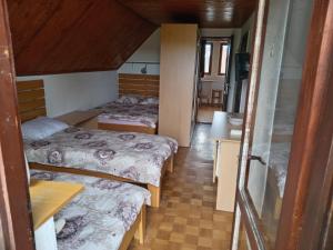 سرير أو أسرّة في غرفة في Apartmani - Mesko vajat