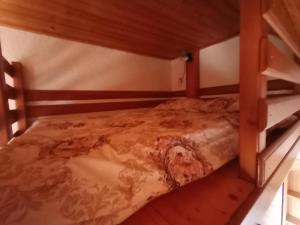 سرير أو أسرّة في غرفة في Apartmani - Mesko vajat