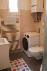 mała łazienka z toaletą i pralką w obiekcie NARO Home Sarajevo w Sarajewie
