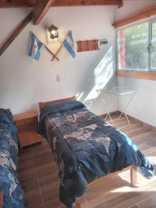 una camera da letto con un letto e una finestra di La Protegida a El Chalten