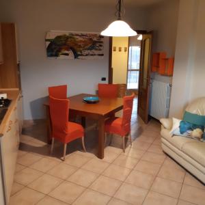 a kitchen and dining room with a table and chairs at Casa Olimpia in Priocca