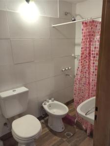 un bagno con un water, un lavandino e una vasca di La Protegida a El Chalten