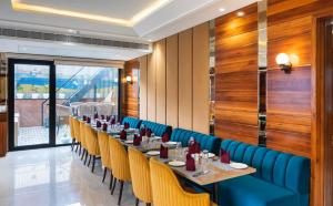 阿姆利則的住宿－Classio Royale By IO Hotels，一间带长桌和椅子的用餐室
