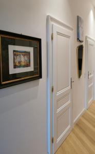 korytarz z drzwiami i obrazem na ścianie w obiekcie Romantik Apartment Graz w Grazu