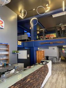 bar w restauracji z niebieską ścianą w obiekcie Appartement La Croisette w mieście Nabul