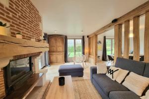 ein Wohnzimmer mit einem Sofa und einem Kamin in der Unterkunft Eva Home Magnificent villa 4 Honfleur 10 P in Honfleur