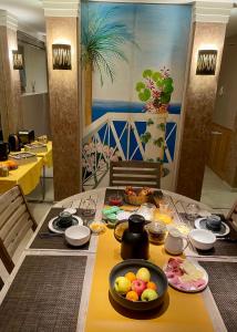 - une table avec de la nourriture dans un restaurant dans l'établissement Le moulin de la Vernoelle, à Prémilhat