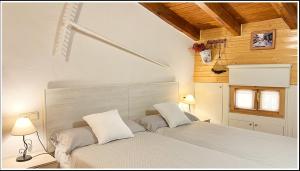 A bed or beds in a room at Casa Rural Xixa Landetxea