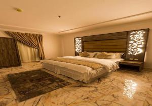 1 dormitorio grande con 1 cama grande en una habitación en فندق لجين الغربية, en Yeda
