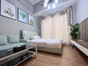 Ein Bett oder Betten in einem Zimmer der Unterkunft 广州沃家国际公寓