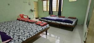 Hotel HillView, Junagadh客房内的一张或多张床位