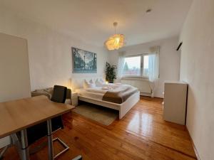 um quarto com uma cama, um sofá e uma mesa em Dill Apartment Pleinfeld I em Pleinfeld