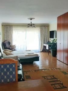 un soggiorno con divano e una grande finestra di Apartments in a house a Jávea