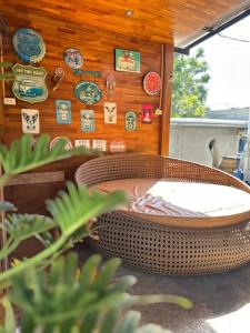 een hot tub in een kamer met een muur met klokken bij Jingle Bells Resort in Ko Larn