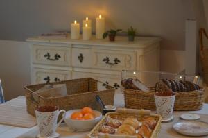 una mesa con cestas de pan y velas. en Le Copenhague en Lamorlaye