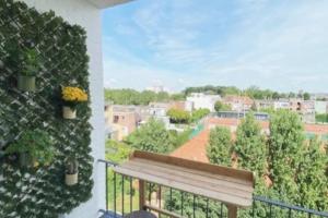 uma varanda com um banco e vista para a cidade em Classy flat with awesome view and great location! em Antuérpia