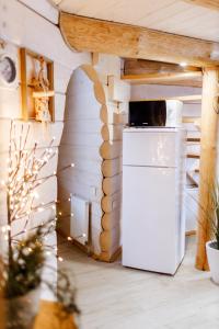 uma cozinha com um frigorífico branco num quarto em Provence em Slavske