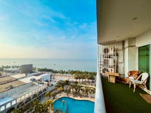 balcón con vistas a un hotel con piscina en OceanView Relaxing Suite & Yahaha en Jomtien Beach