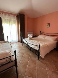 - une chambre avec 2 lits et une fenêtre dans l'établissement B&B Il Girasole, à Castel di Sangro