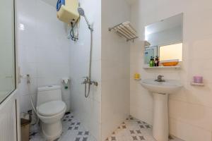 een witte badkamer met een toilet en een wastafel bij mountainperl hotel 2 in Cat Ba