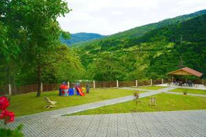 ボルジョミにあるHoliday Borjomiの遊び場と遊び場のある公園