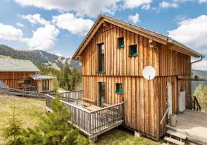 Casa de madera con porche y terraza en 1A Chalet Rast - Grillen mit Traumblick, Indoor Sauna, en Bad St. Leonhard im Lavanttal