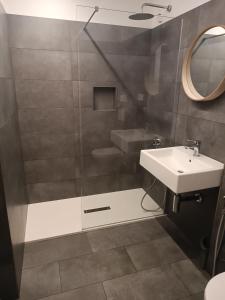 y baño con ducha, lavabo y espejo. en Hotel Due Gemelli, en Riomaggiore