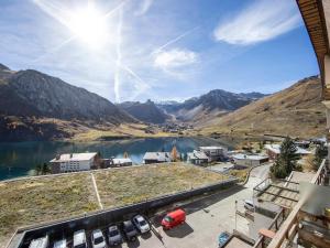 a view of a town with a lake and mountains at Appartement Tignes, 3 pièces, 6 personnes - FR-1-641-4 in Tignes