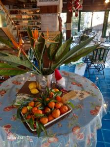 a plate of oranges on a table with a santa hat at Il Rifugio Di Artemide AGRITURISMO in Perinaldo