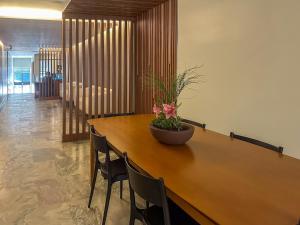 una mesa de madera con una maceta encima en The best Copacabana Luxury Design 3 Bedroom room 3 bathroom 85 inch cinema tv top location, en Río de Janeiro