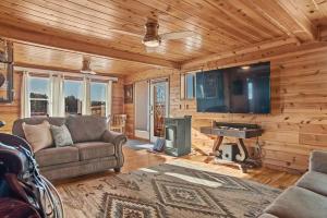 un soggiorno con divano e TV a schermo piatto di Rock Face Lodge a Custer
