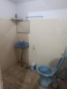 bagno con servizi igienici blu e lavandino di RJM Home Stay a Tiruvannāmalai