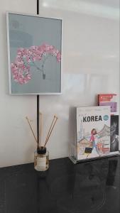 une table avec une photo d'un arbre et un livre dans l'établissement 서촌 누하스테이-Nouhastay, à Séoul