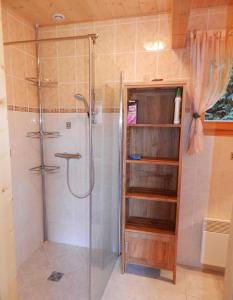 ein Bad mit einer Dusche und einer ebenerdigen Dusche in der Unterkunft Chalet Airelles 4 pers - Tout Confort - Wifi fibre in Xonrupt-Longemer