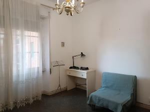 ローマにあるAlloggio turistico P.Lodiのベッド、デスク、ランプが備わる客室です。