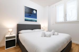 1 dormitorio con 2 camas y un cuadro en la pared en PrimoPiano - Principe, en Milán