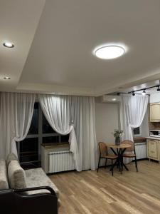 尼古拉耶夫21 вулиця Адміральська的带沙发和桌子的客厅