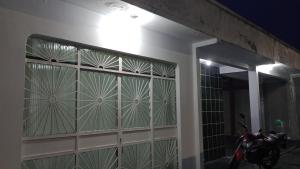 ein Gebäude mit einer Glastür mit einem Motorrad vor der Tür in der Unterkunft UM POUCO DE NATUREZA NO LAR in Manaus