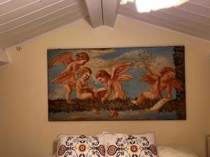 里米尼的住宿－Appartamento nel romantico Borgo San Giuliano，挂在墙上的天使画