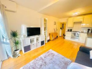 a large living room with a flat screen tv at Charming 1-Bed Apartment in London in London