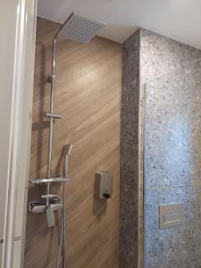W łazience z drewnianą podłogą znajduje się prysznic. w obiekcie Szwajcarka w Kudowie Zdroju